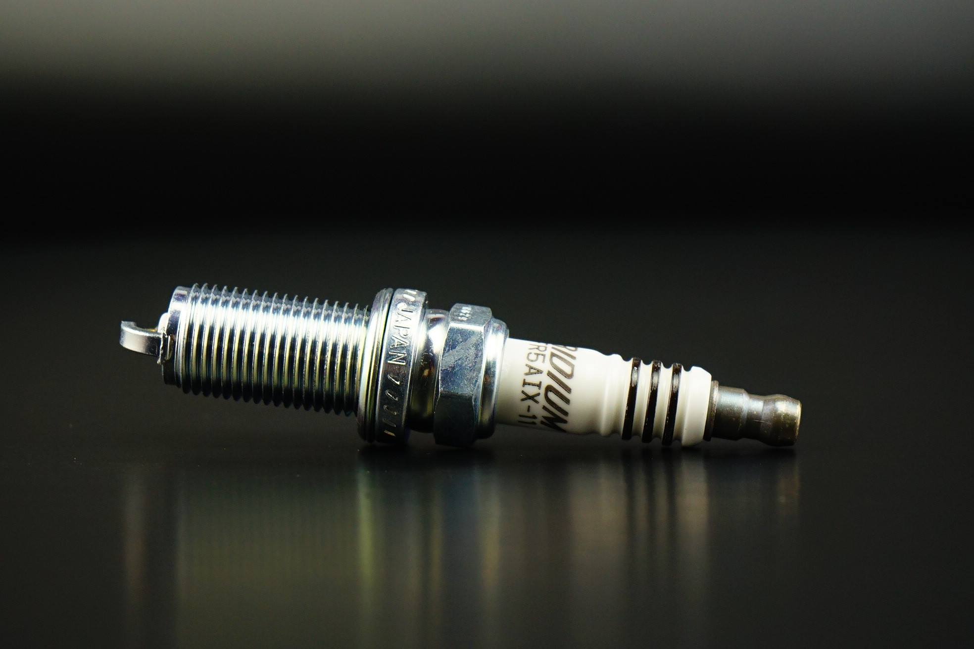 BUJIA IRIDIUM NISSAN ROSCA 14 MM EN 5/8 LARGA - NGK - LFR5AIX-11